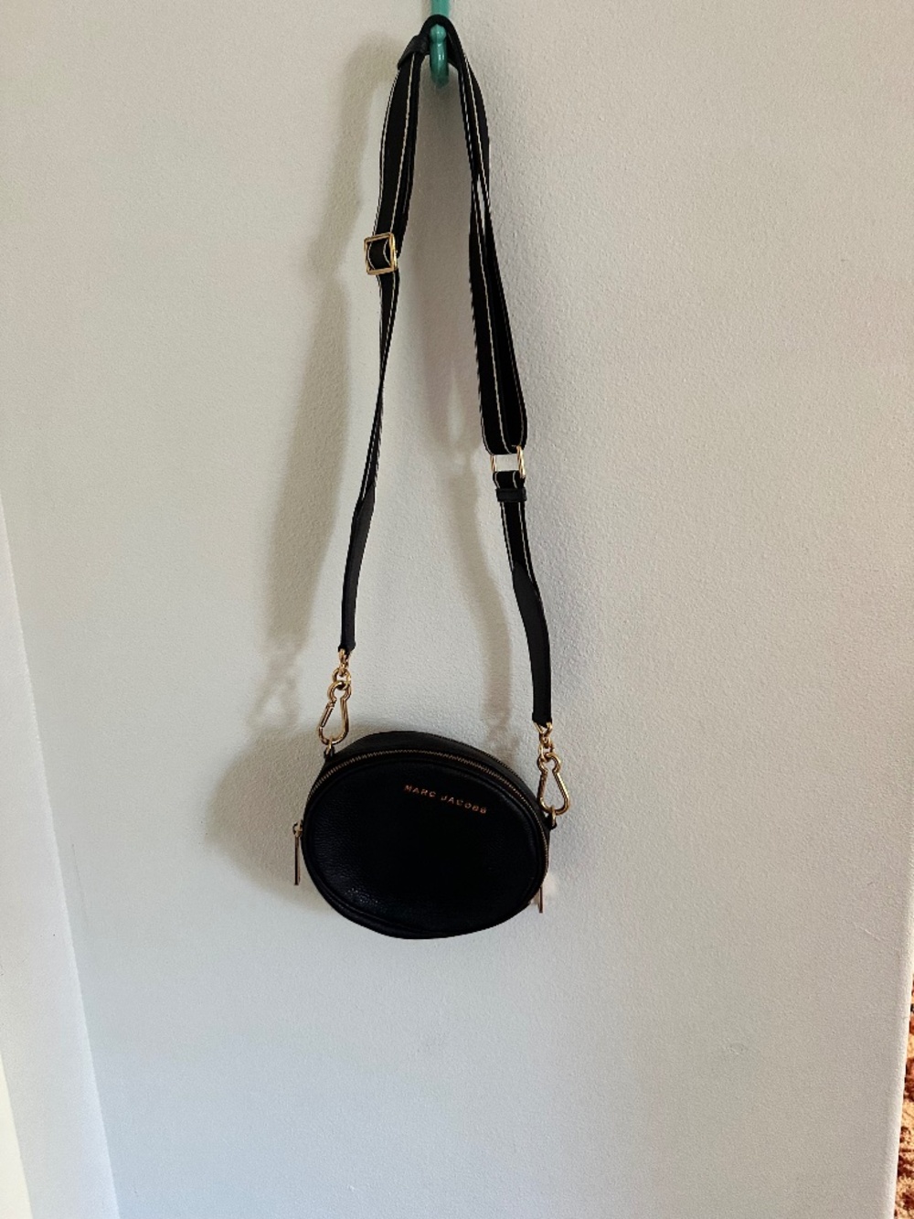Mac Jacobs Rewind Oval Crossbody Bag